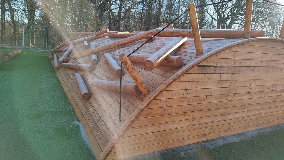 Klatrestruktur af tømmer med liggende stammer på gummifaldunderlag