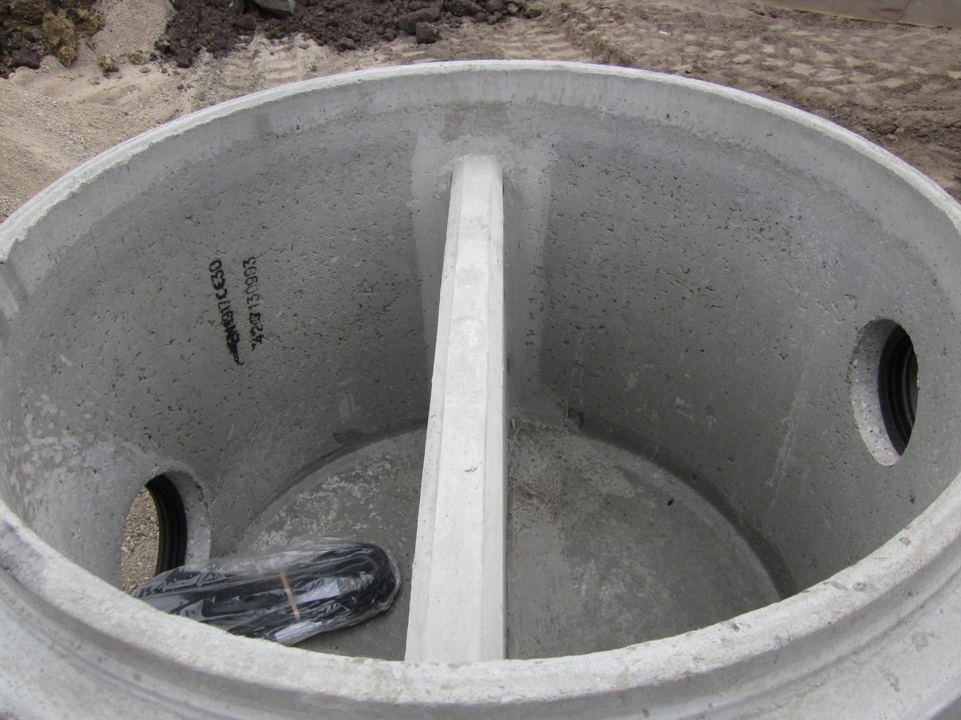 Betonring med afdelinger og kabel til afvandingsanlæg