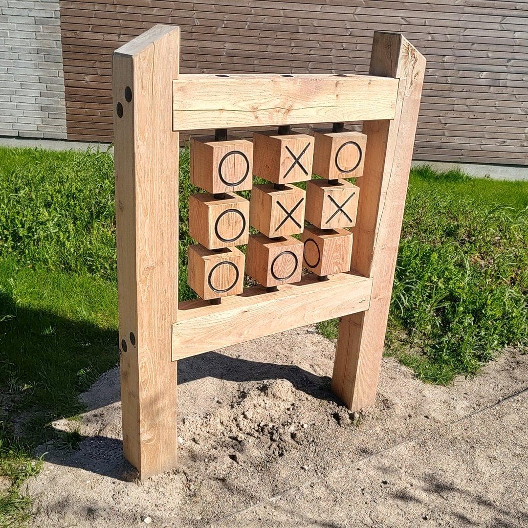 Træ-spillepult med drejebare terninger markeret med X og O til tic-tac-toe-spil