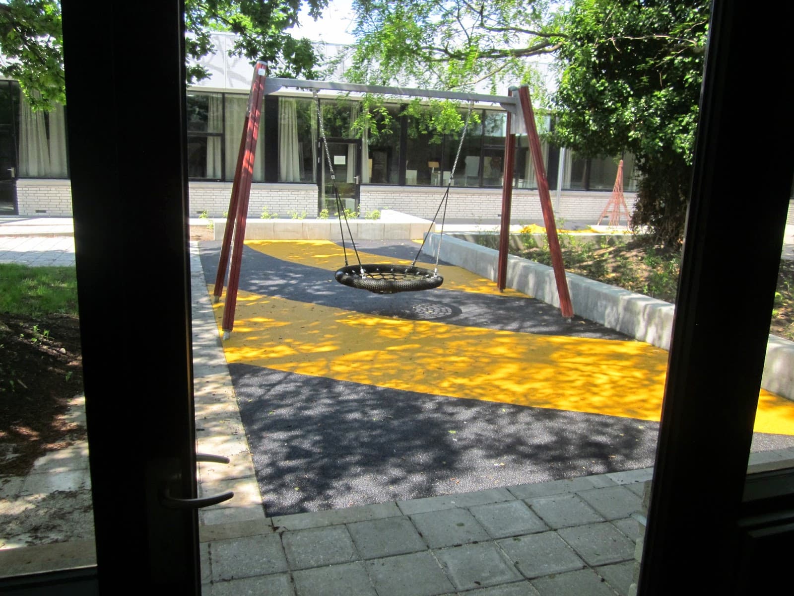 Atriumgård med gynge og gummibakke på Dyvekeskolen