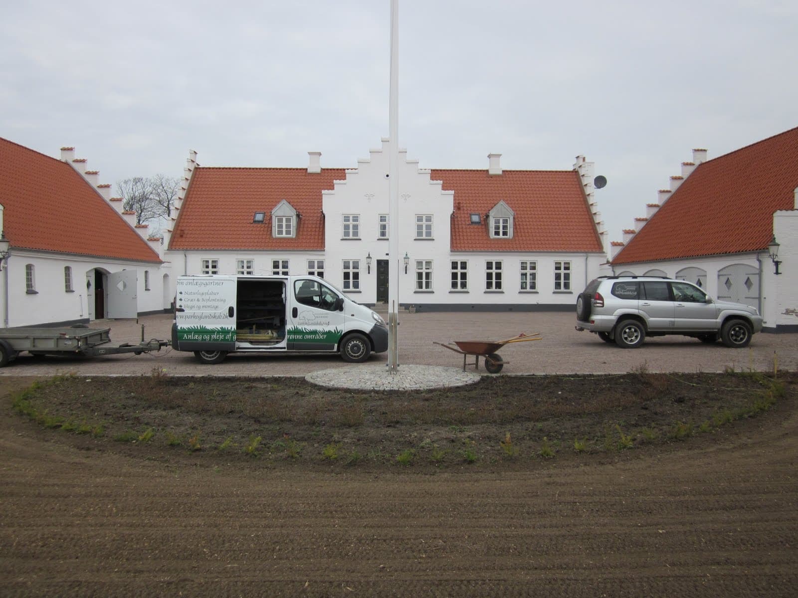 Blomsterbede ved Gimming præstegård med roser og takshæk