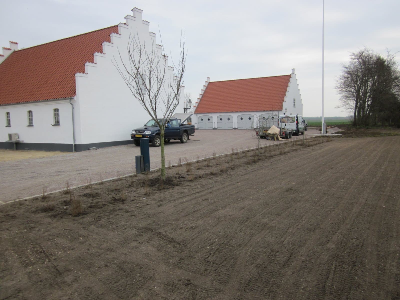 Indkørsel med potentilla ved Gimming præstegård