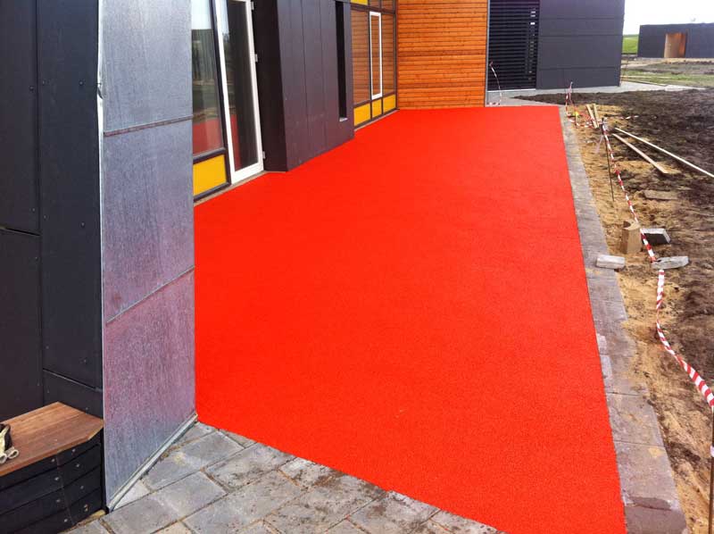 Børnebyen på Thyholm med orange legeterrasser i gummiasfalt
