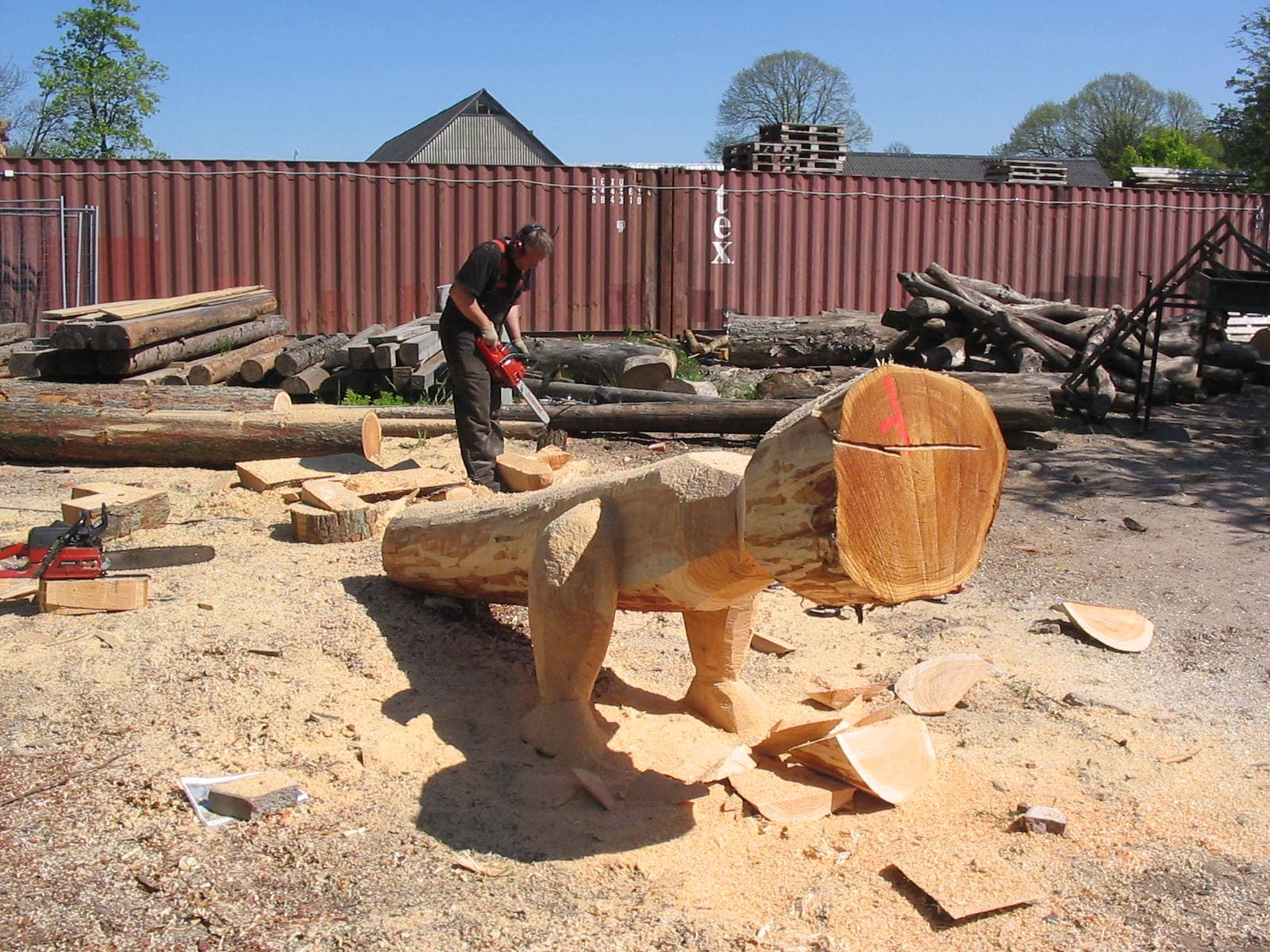 Stor dinosaur-skulptur i naturtræ