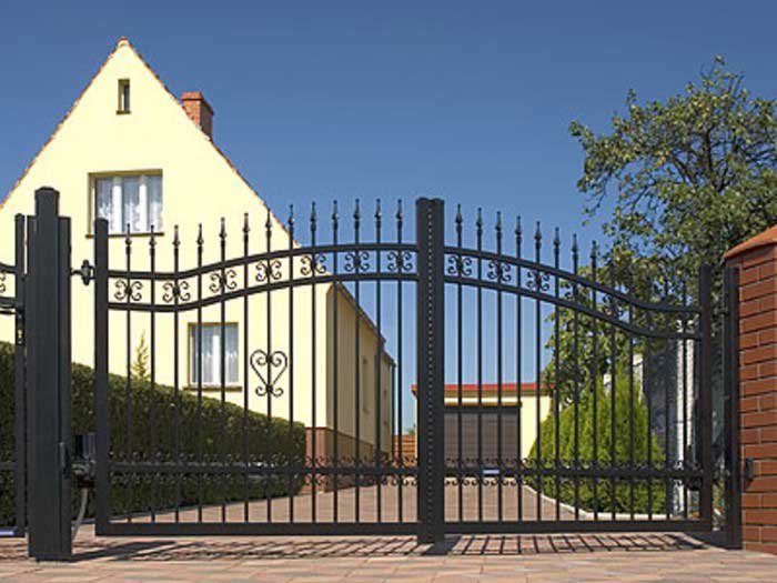 Elegant smedejernshegn ved privat indkørsel