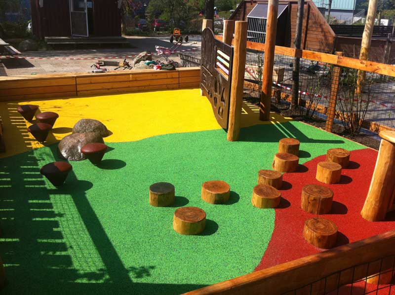 Kulørt Spurtan Sureplay faldunderlag i Vuggestuen Ovenpå i Aarhus
