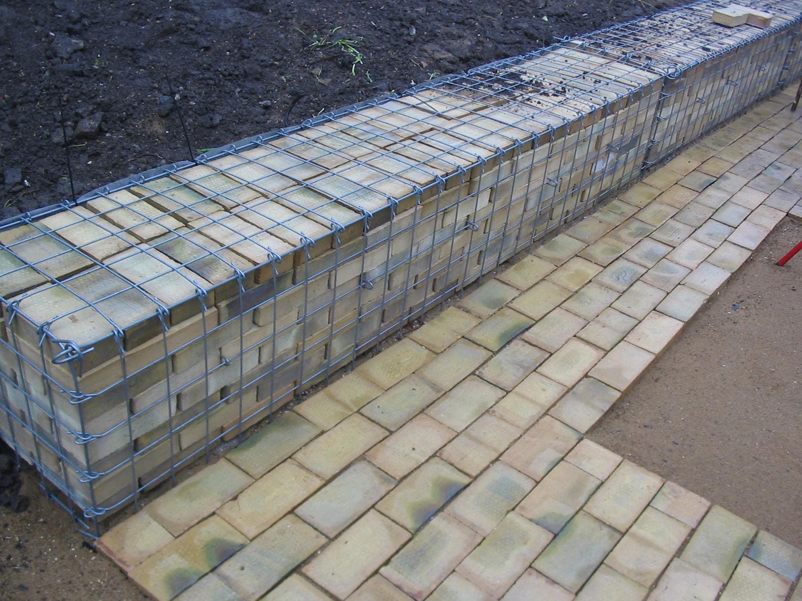 Detalje af gabion fyldt med gule tegl