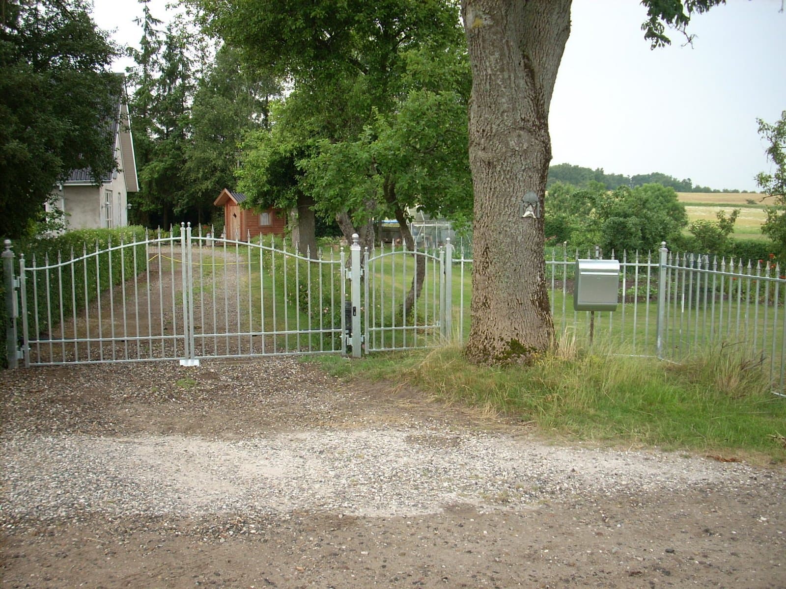 Galvaniseret smedejernsport ved indkørsel i Fårup