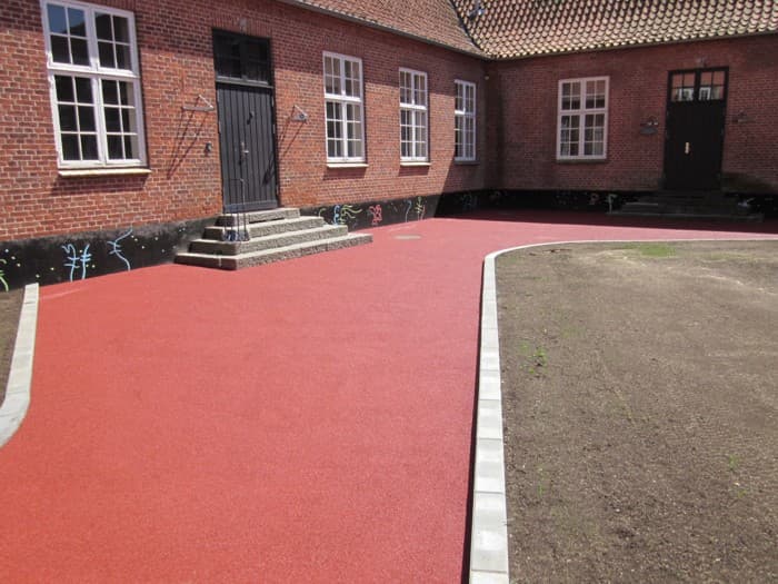 Rød gummiasfalt mellem skolebygningerne på Tingvej i Viborg