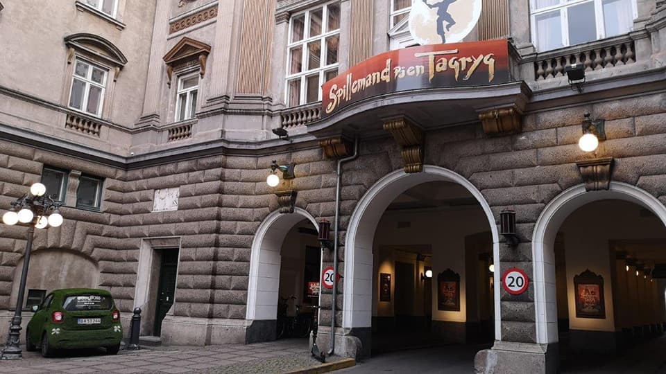 Indgang til Det Ny Teater med bueformede døre og klassisk stenbygning