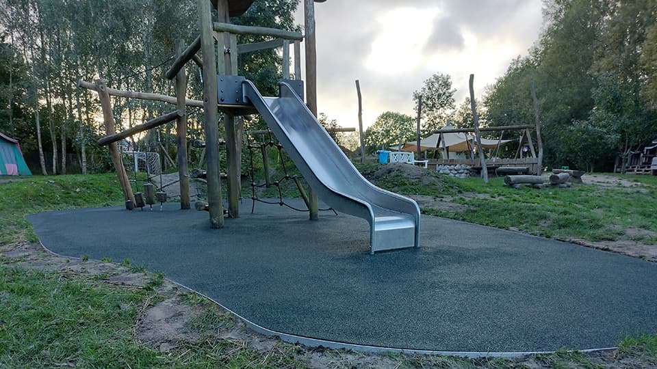 Resultat af gummivask på legepladsen