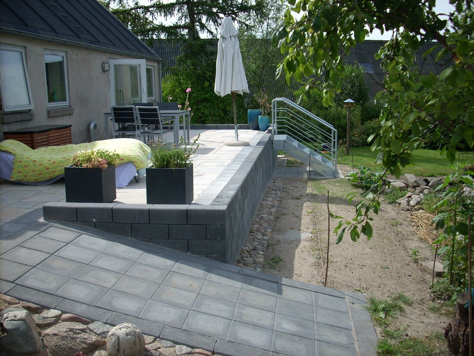 Hævet terrasse med Hacienda-fliser i Helstrup ved Randers