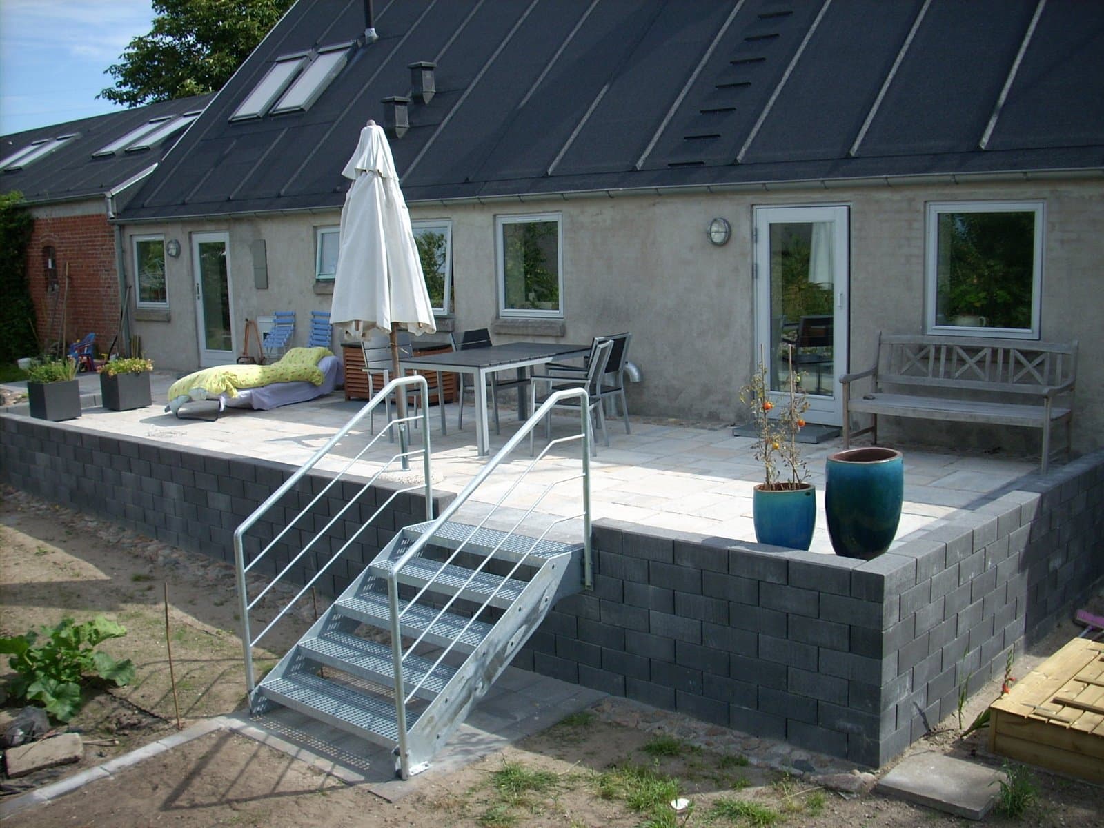 Specialfremstillet ståltrappe og Hacienda-belægning ved hævet terrasse i Helstrup