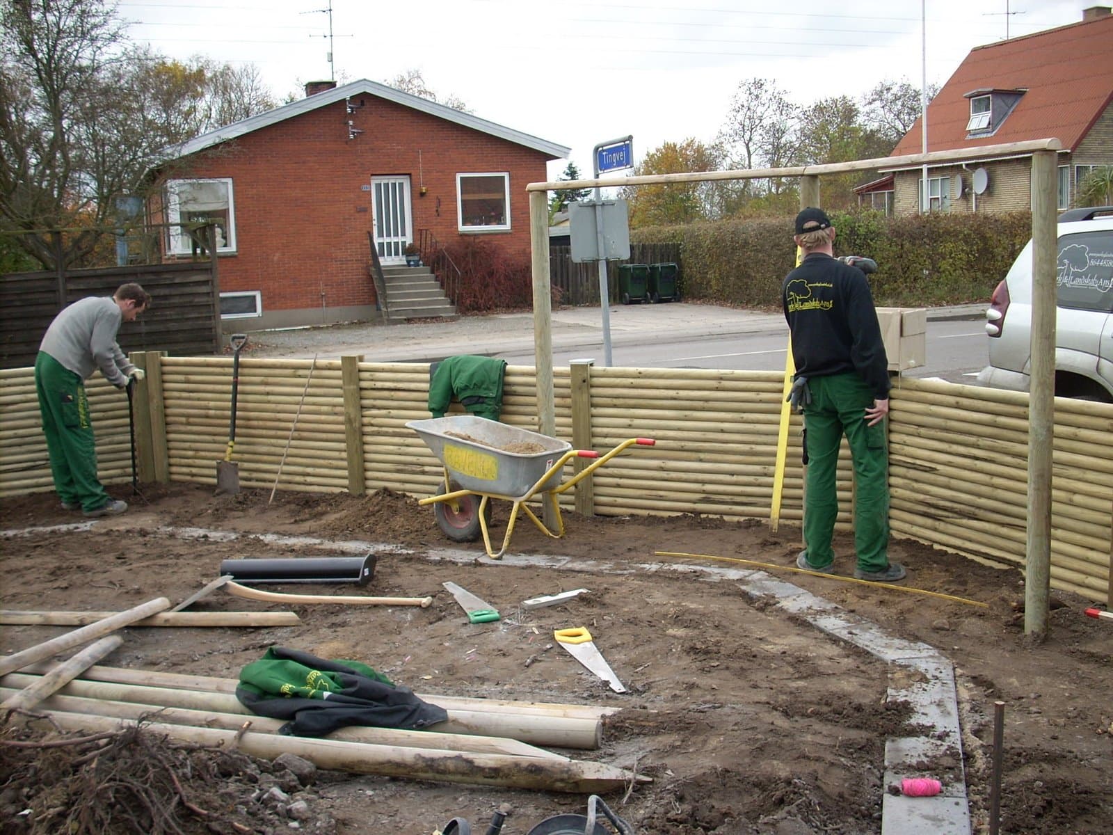 Færdigt haveanlæg med espalier og beplantning