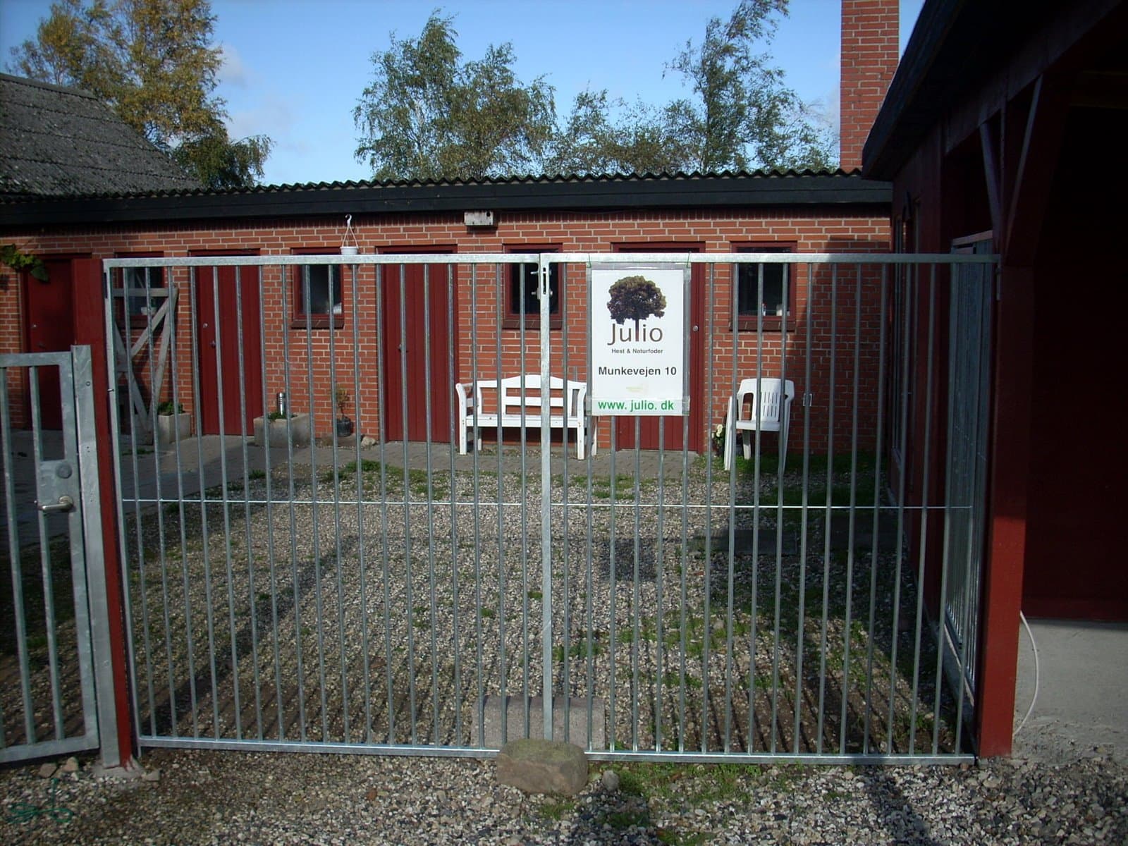 Lux hundegård monteret op mod carport hos Julio i Aarhus