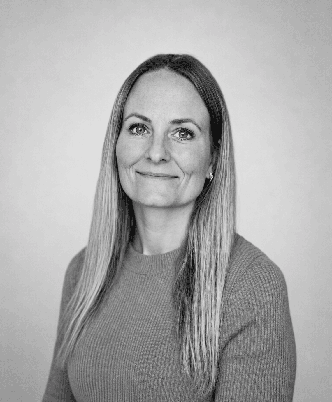 Portrætfoto af en voksen mod neutral baggrund