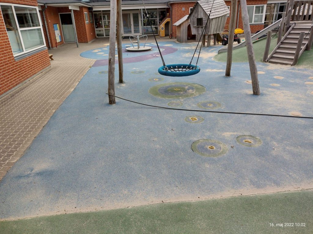 Førbillede af gummibelægning på Skjernåskolen