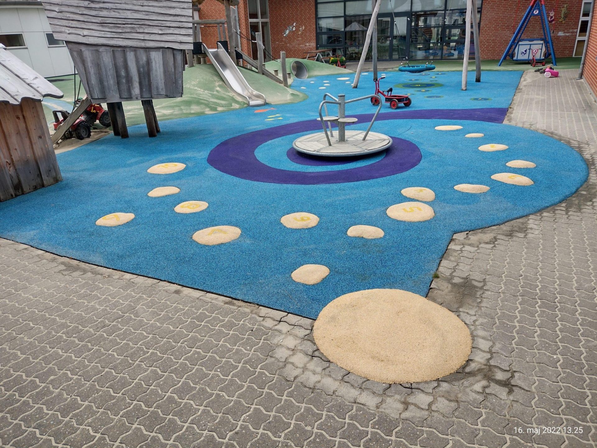 Opfriskning af gummibelægning på Skjernåskolen