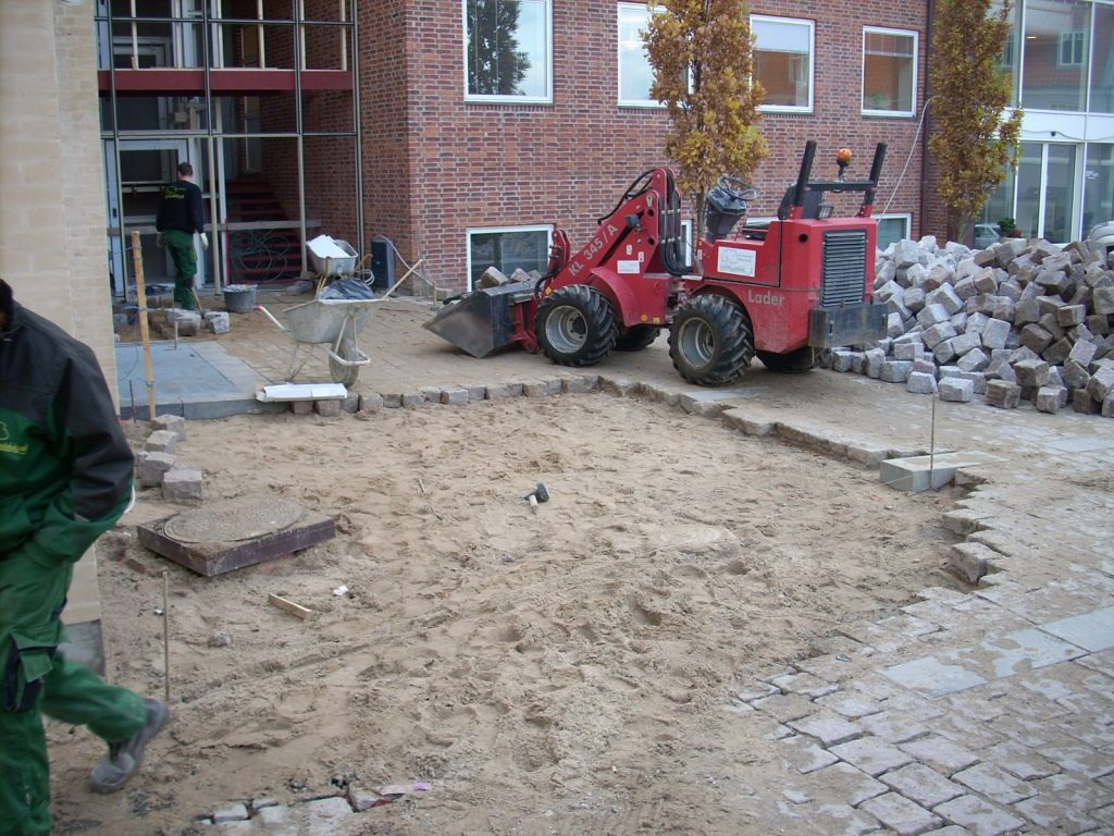 Brostensbelægning i røde granitbrosten på Mariager Torv