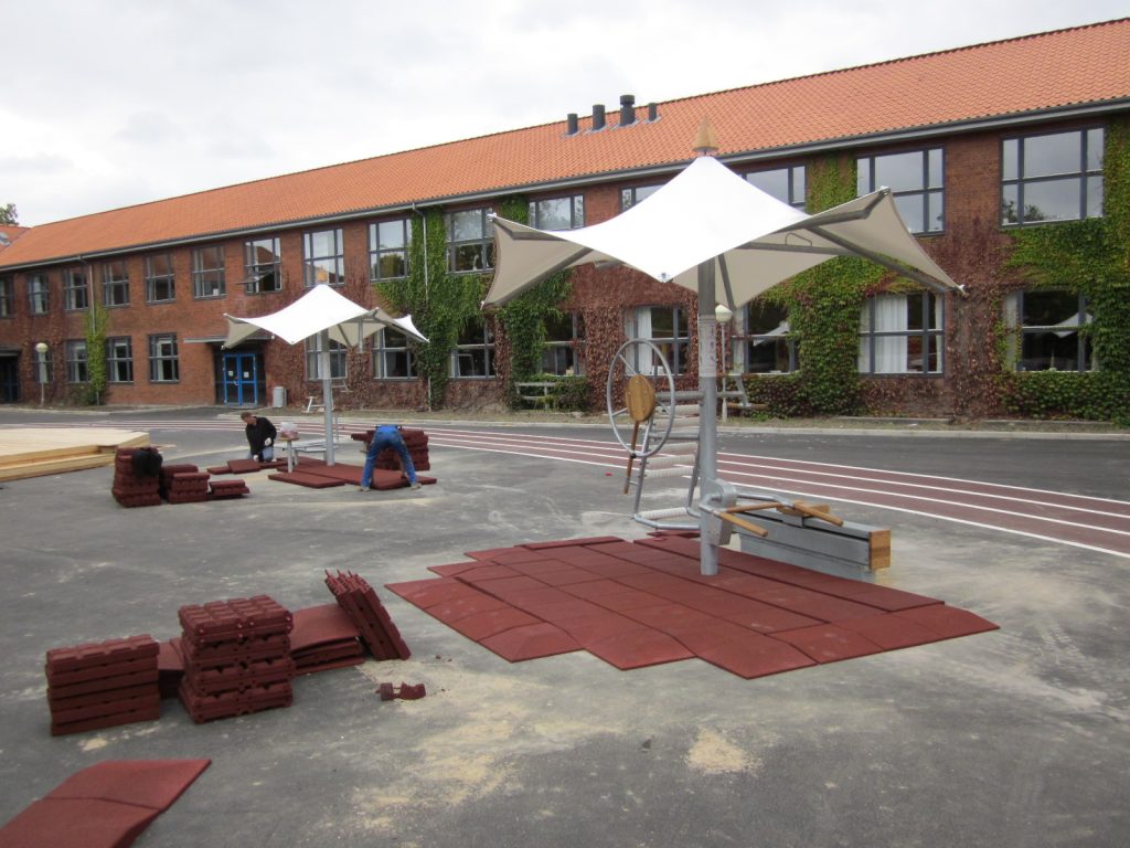 Faldunderlag og fundamenter til træningspavilloner på Vejlby Skole