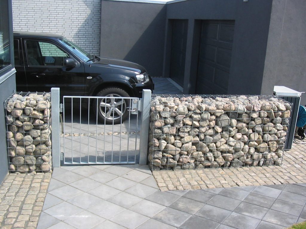 Gabionhegn med natursten i Hirtshals