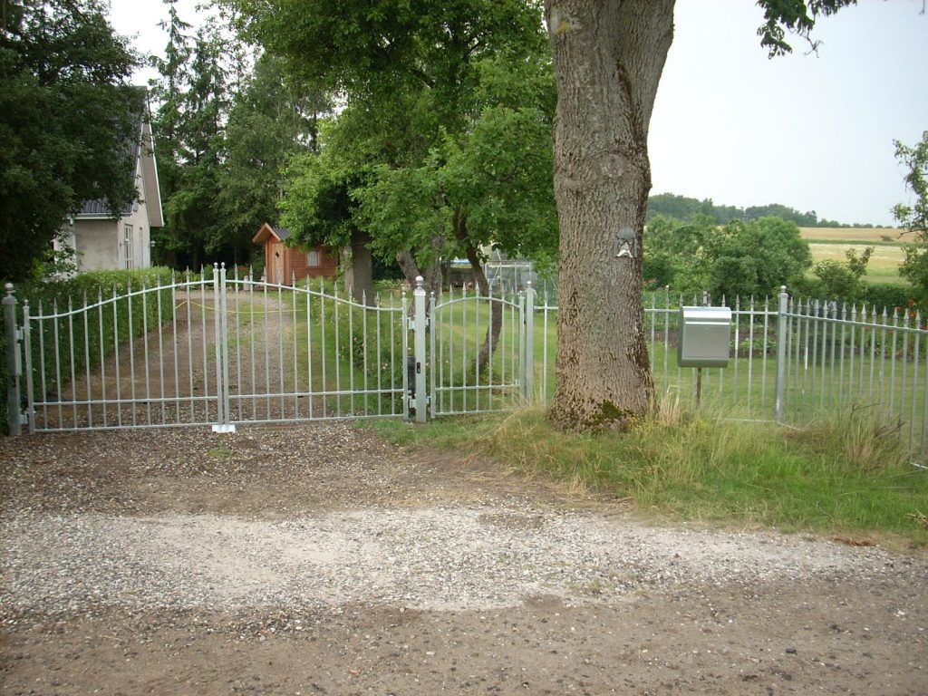 Galvaniseret smedejernsport ved indkørsel i Fårup