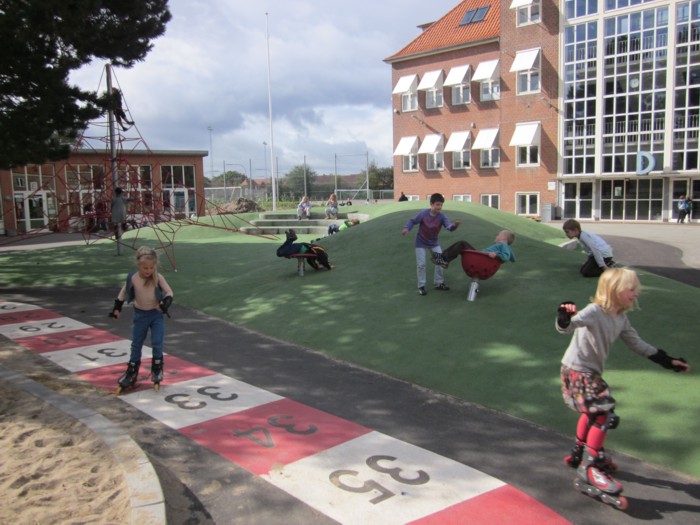 Legebakke i grøn gummiasfalt på Åbyhøj Skole