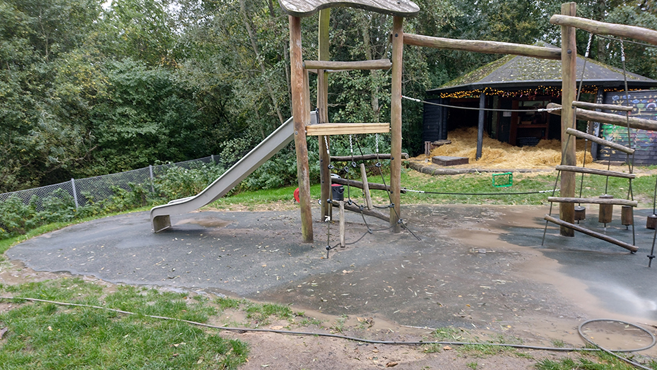 Vask af gummibelægning på legeplads