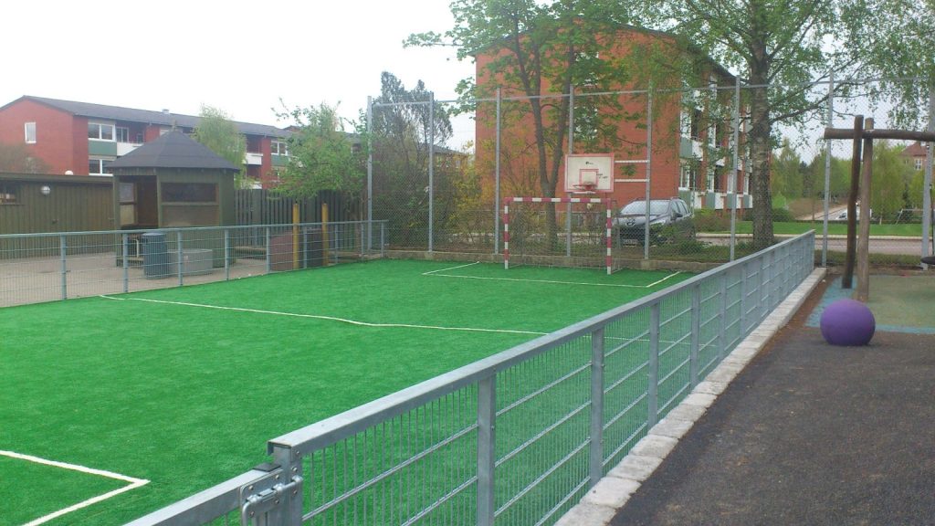 Færdig multibane med kunstgræs og shockpad i Vorup