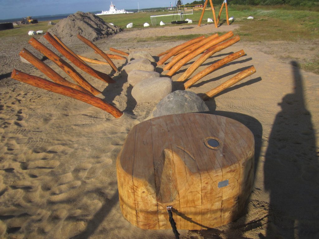 Skelet af en hval på naturlegeplads ved Randers Fjord