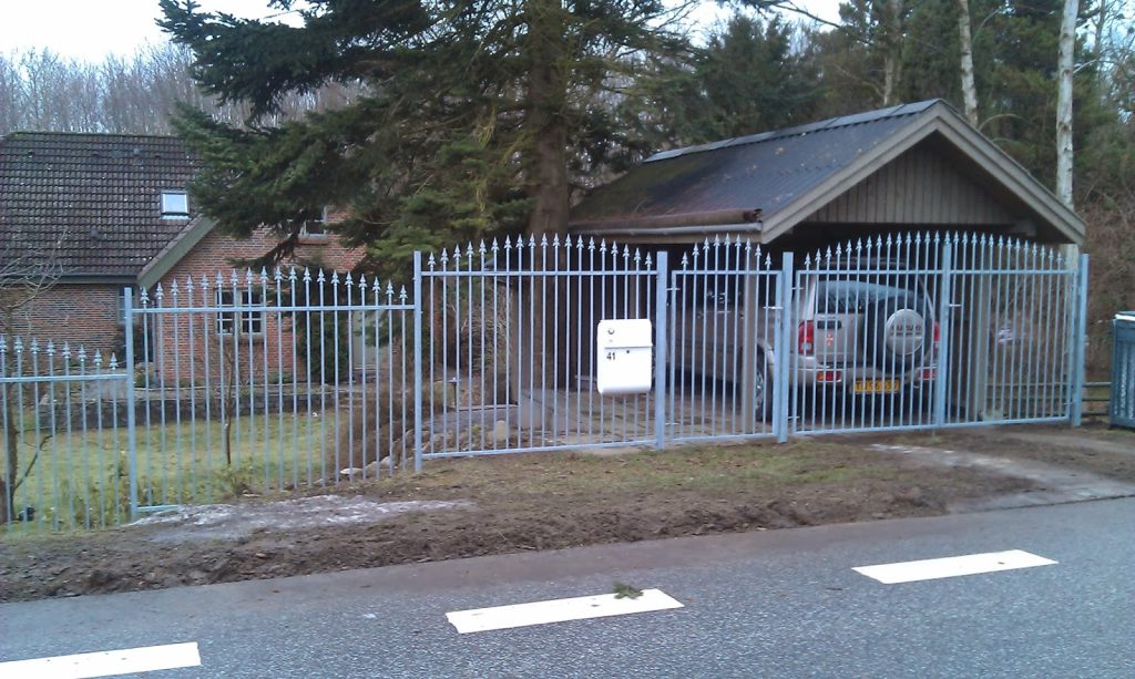 Smedejernshegn i modellen Parijs monteret i privat have