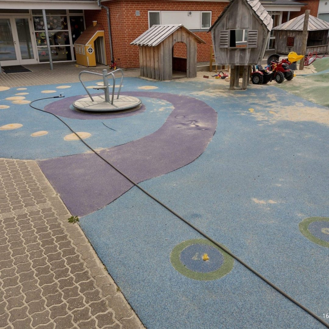 Før billede af belægning på Skjernåskolen