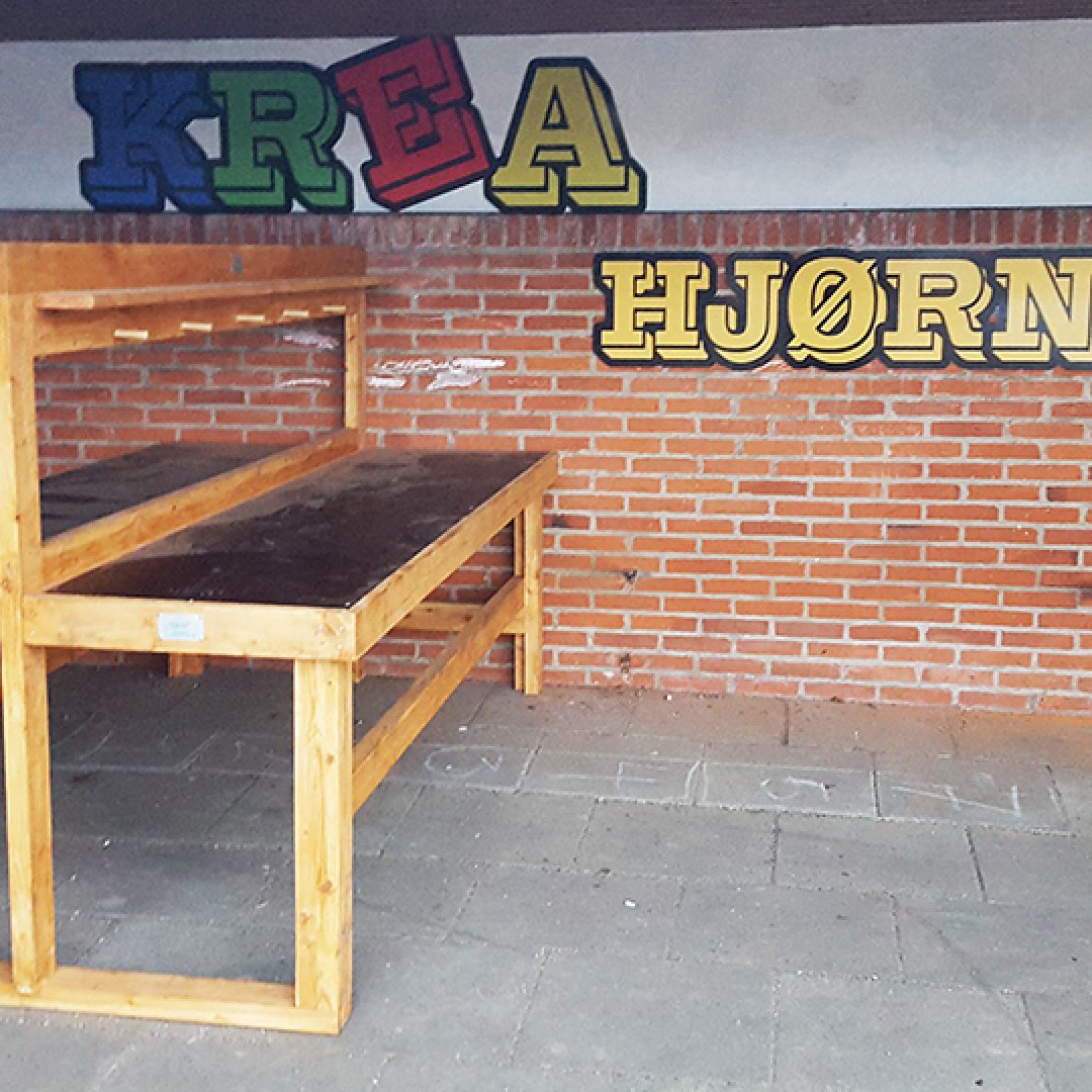 Plantekummer med buske og stauder på Bedsted Skole
