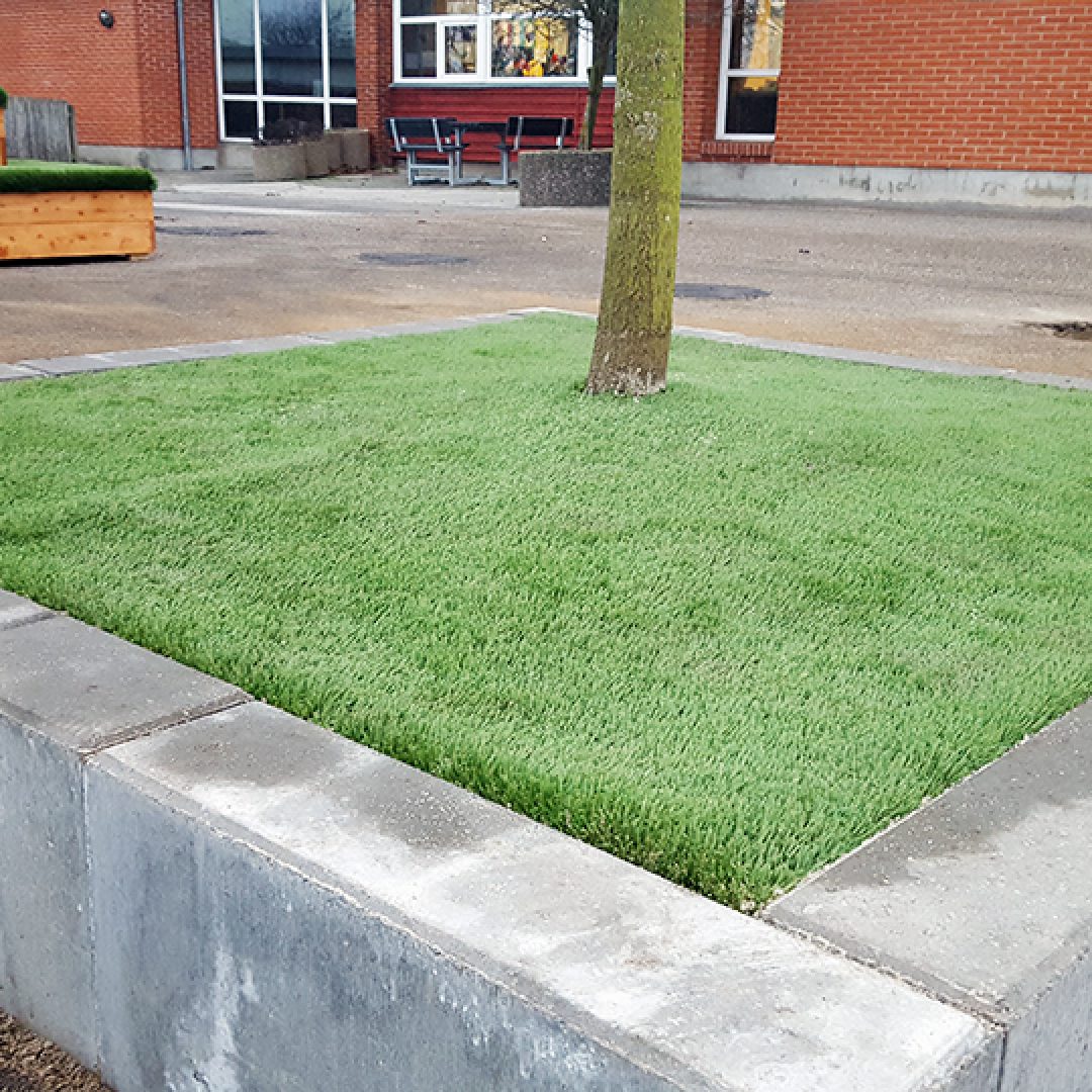 Opslagstavle med elevarbejder i skolegården