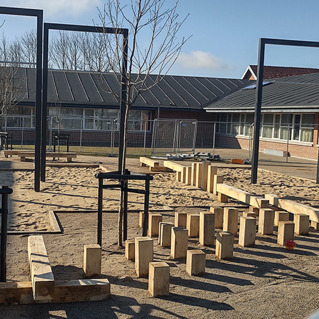 Opholdsmøbler i eg på Øster Bjerregrav Skole