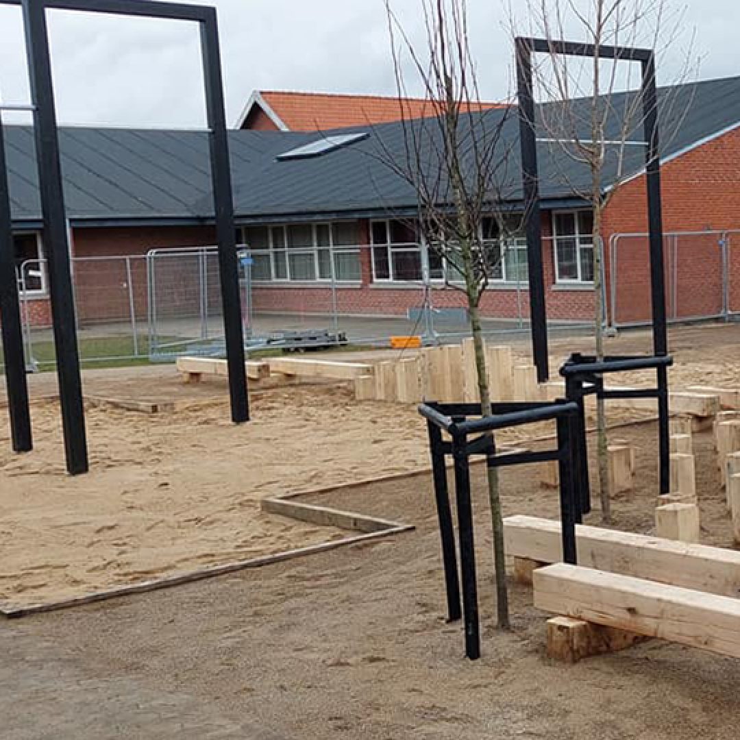 Berliner gynger og opholdsområde på skolen