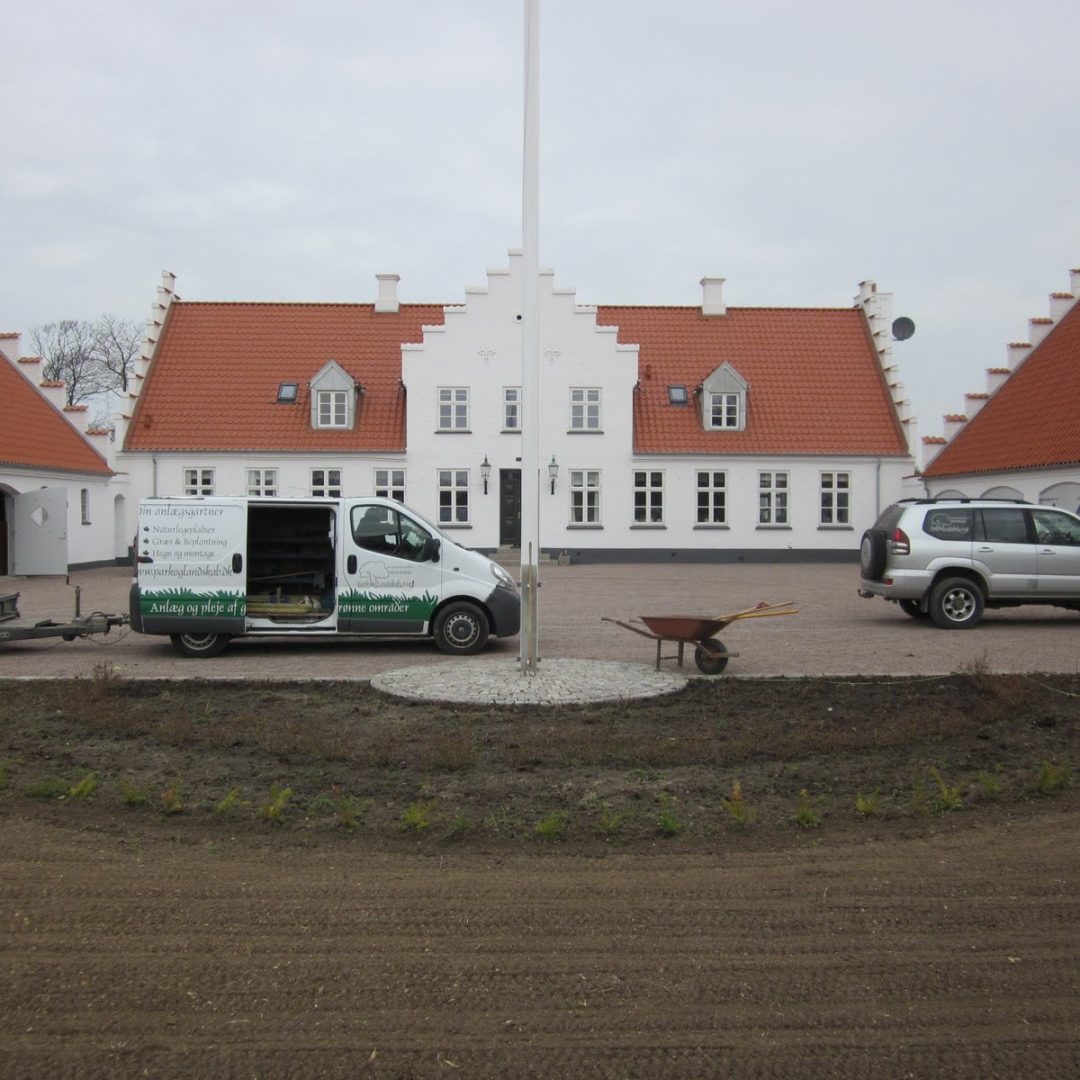 Blomsterbede ved Gimming præstegård med roser og takshæk