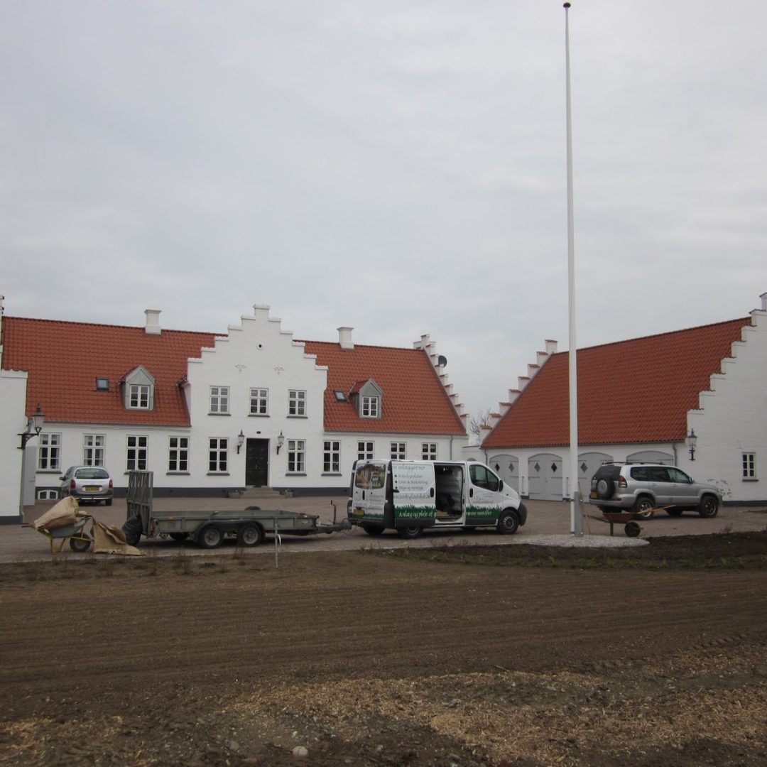 Gårdsplads med chaussesten og flagstang ved præstegården