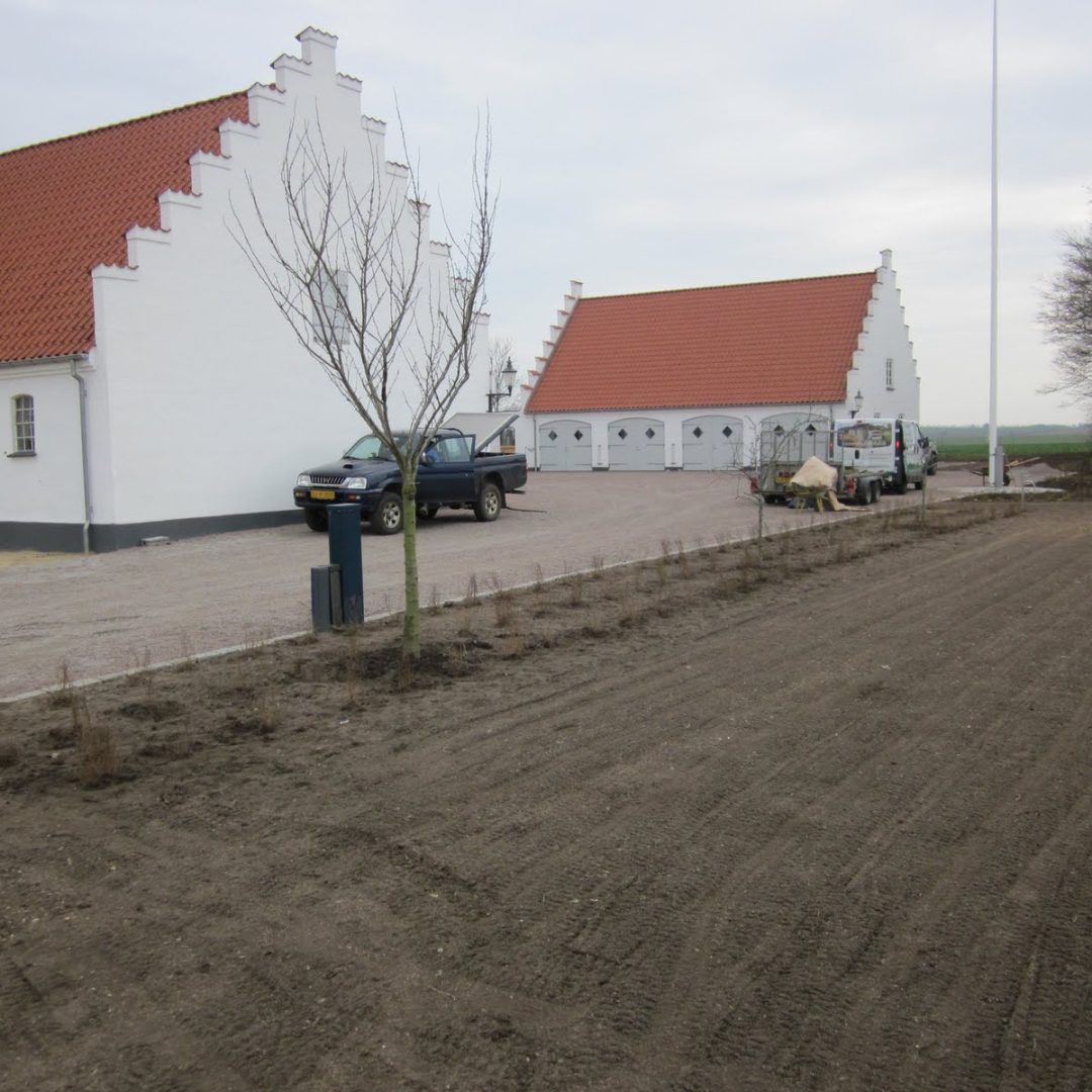 Indkørsel med potentilla ved Gimming præstegård