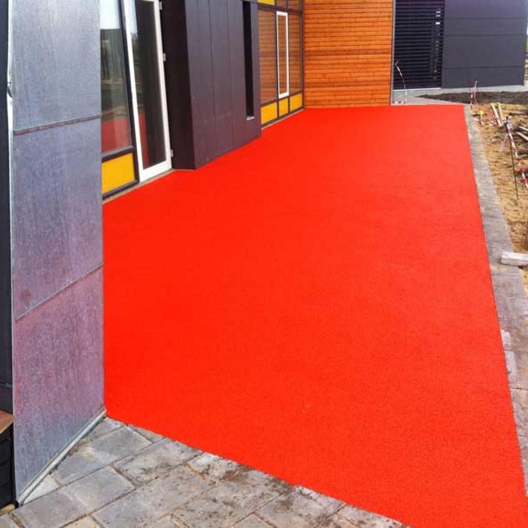 Børnebyen på Thyholm med orange legeterrasser i gummiasfalt