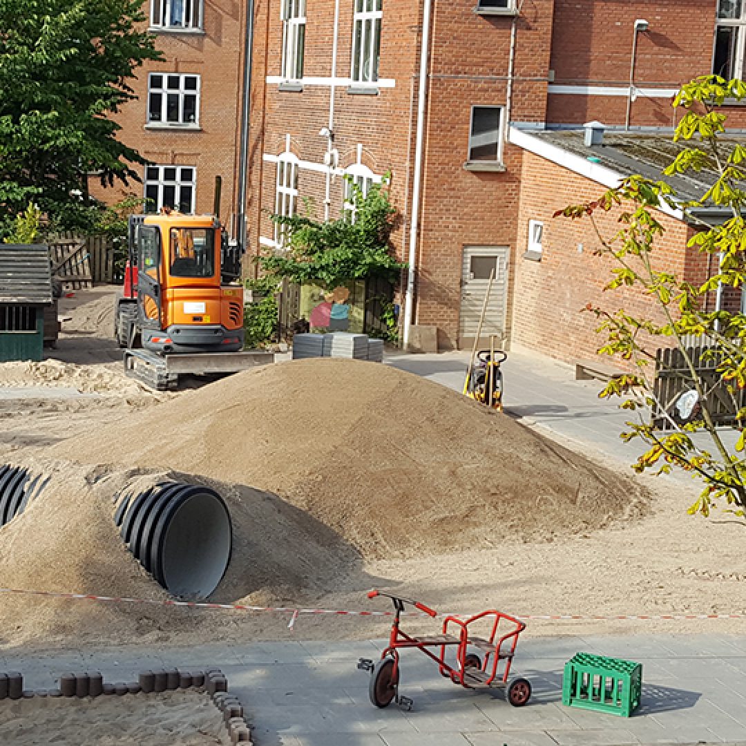 Børn leger på den skildpaddeformede bakke