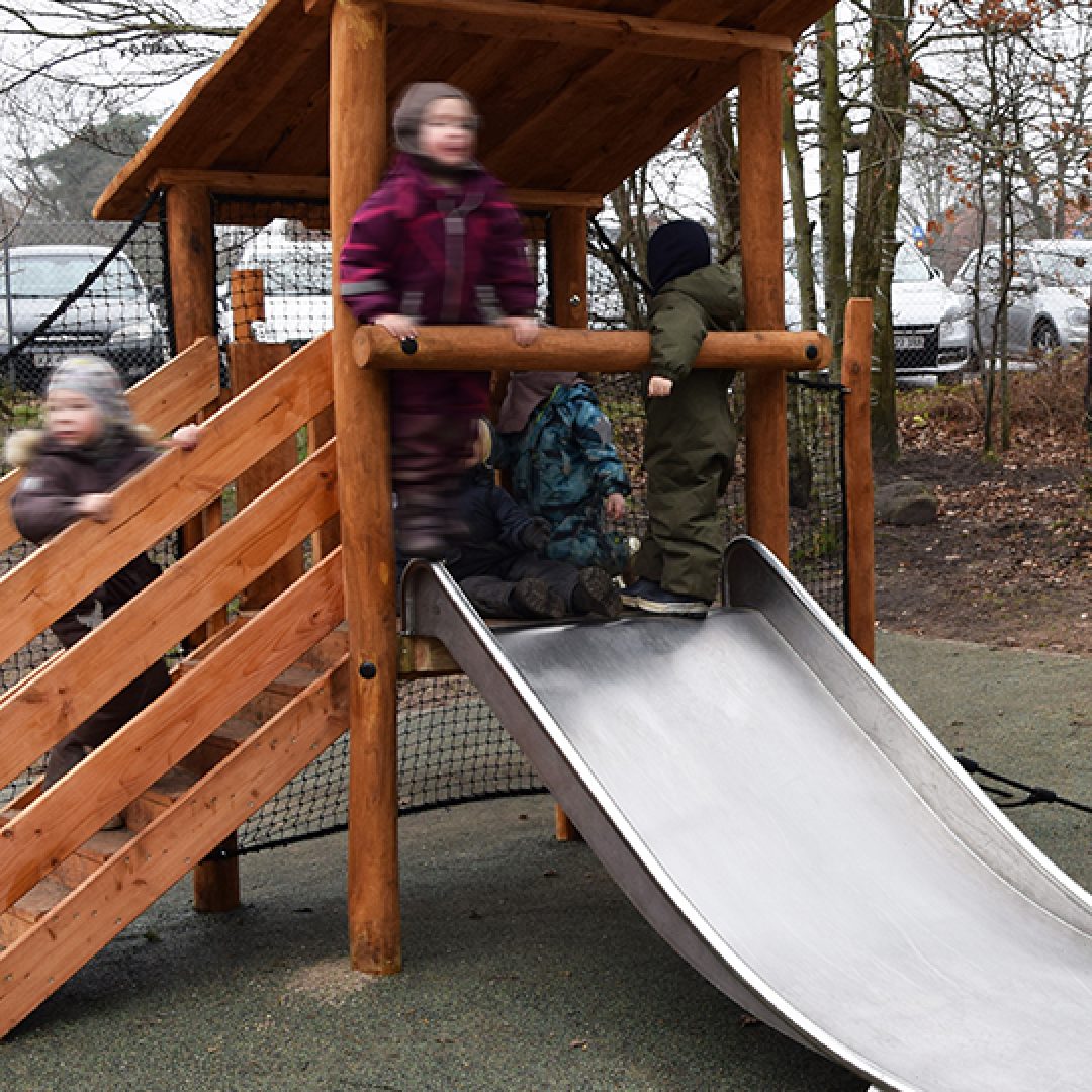 Nyt rutsjetårn i Børnehuset Bækkestien