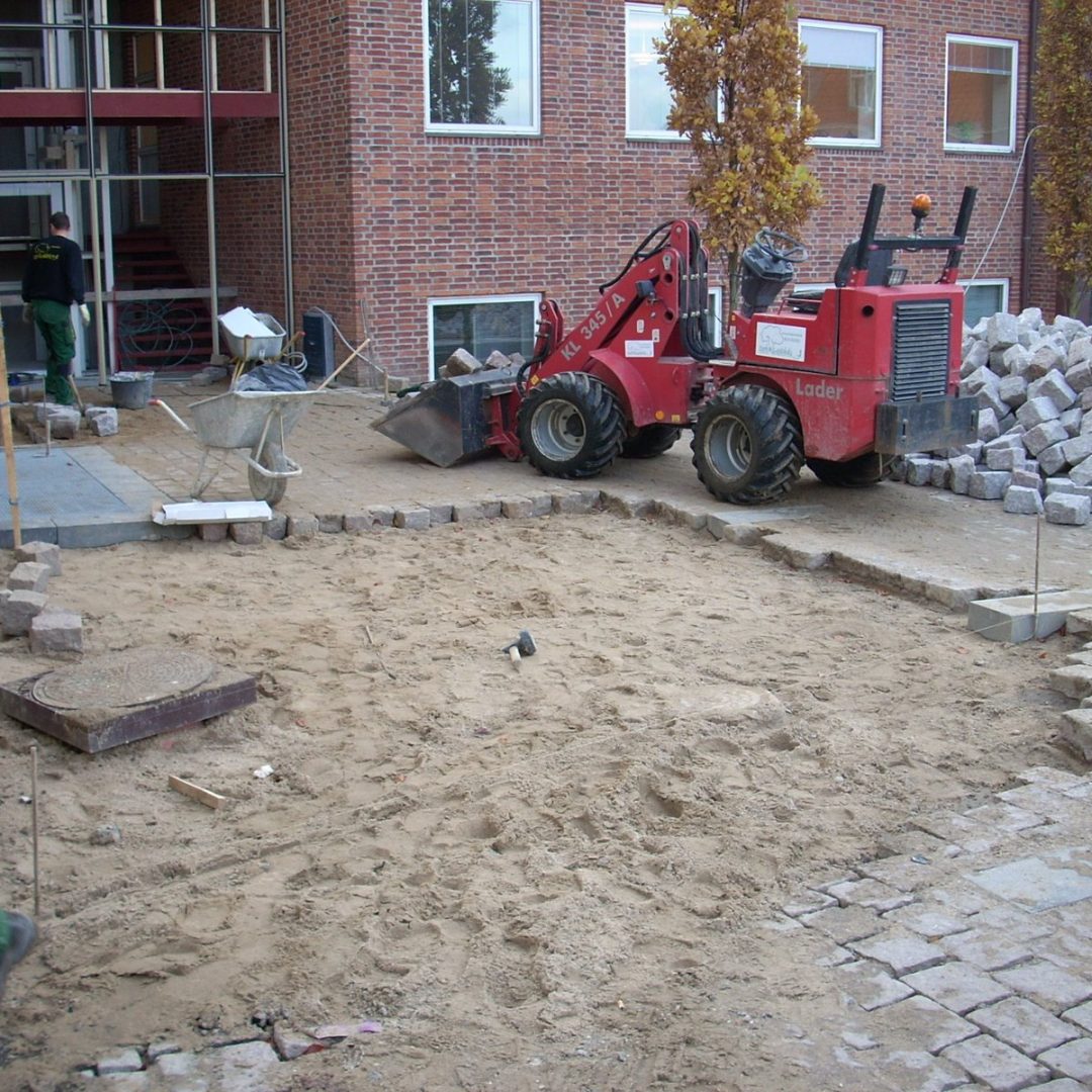Brostensbelægning i røde granitbrosten på Mariager Torv