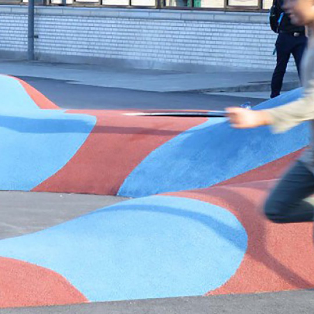 Børn leger på trampoliner i skolegården på Amager