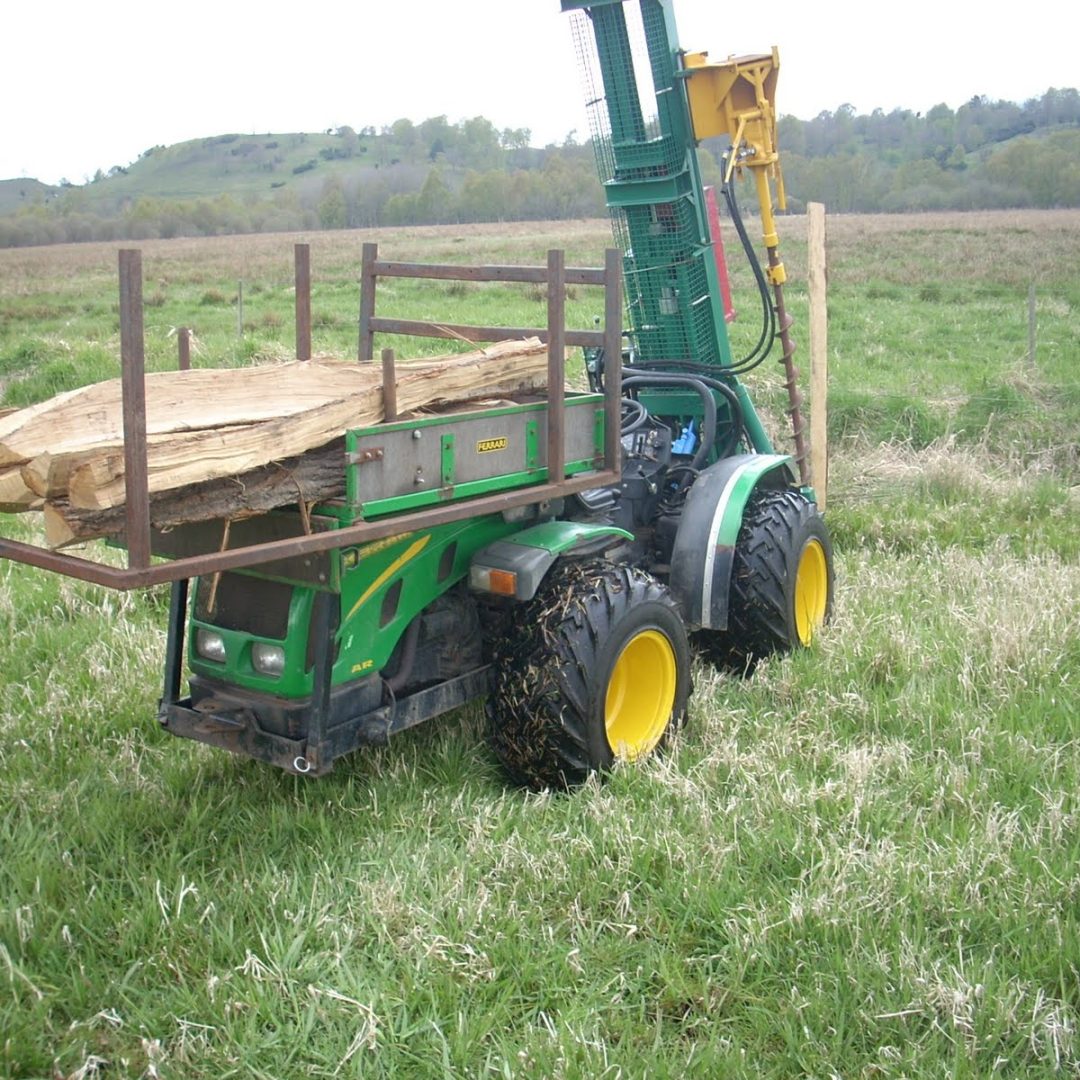 Kompakttraktor på bløde enge under arbejdet