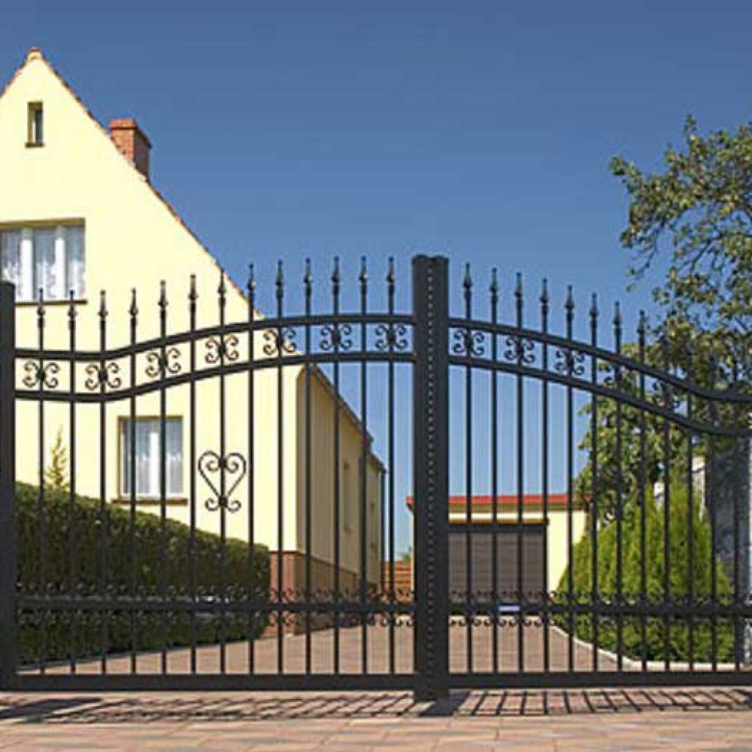 Elegant smedejernshegn ved privat indkørsel