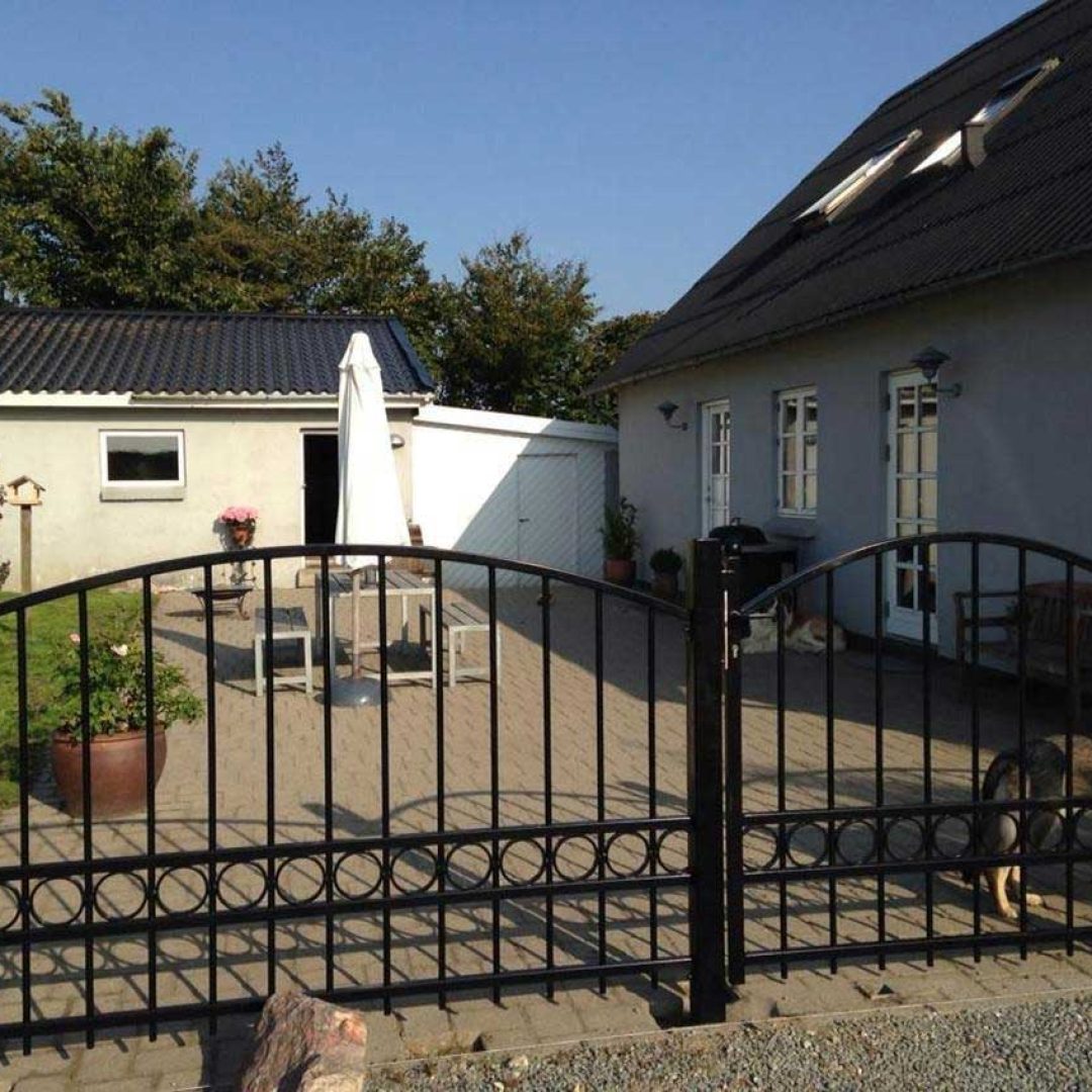 Færdigt smedejernshegn ved privat bolig