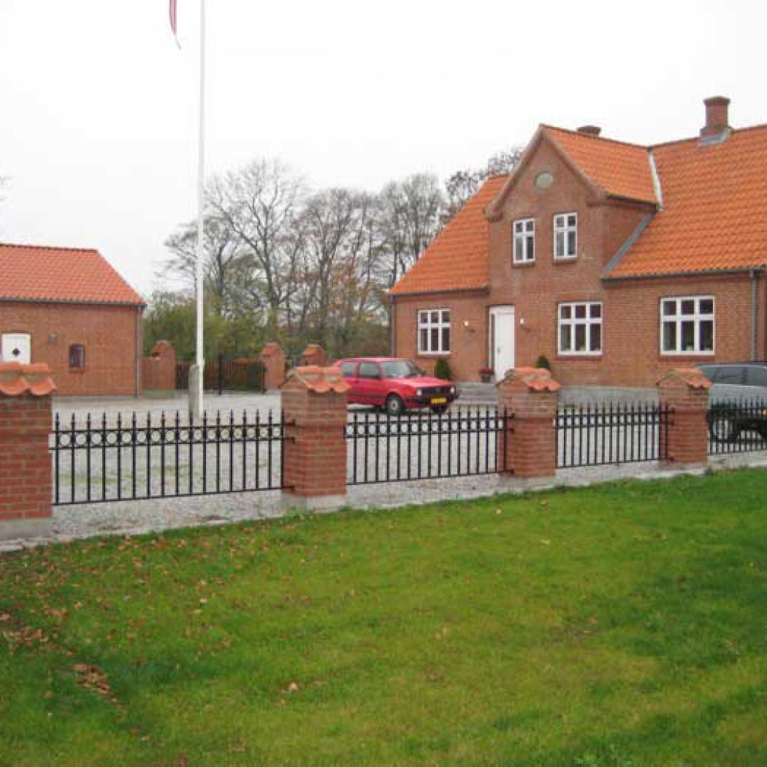 Smedejernsport mellem murede pillere