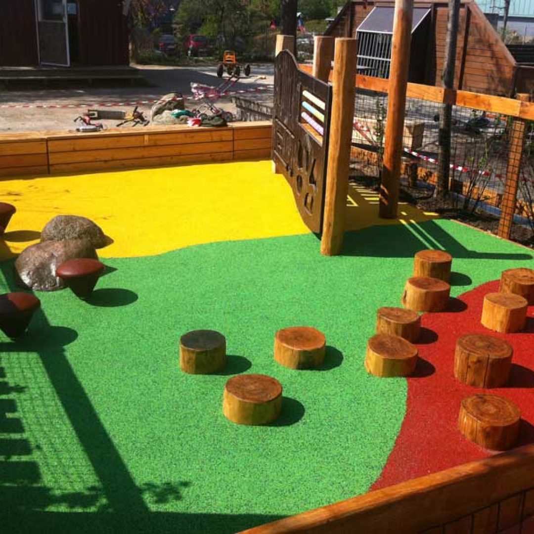 Kulørt Spurtan Sureplay faldunderlag i Vuggestuen Ovenpå i Aarhus