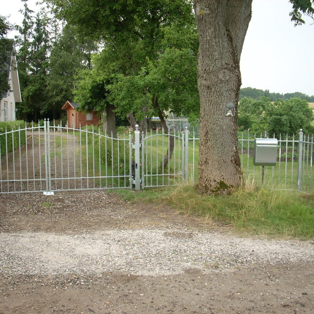 Galvaniseret smedejernsport ved indkørsel i Fårup